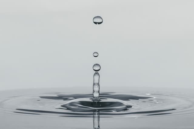 Zen water dat omhoog valt door impact