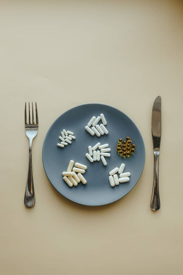 Voedingssupplementen en sportdrank op een tafel